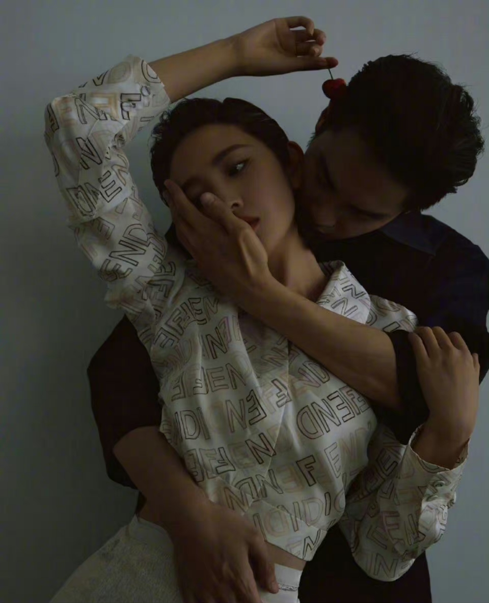 张若昀唐艺昕拍双人杂志好甜# #张若昀唐艺昕甜蜜樱桃吻#  这对cp