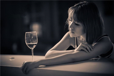 虽然他们不是很在意过往的人,但是深夜难免想起一些曾经美好的事情