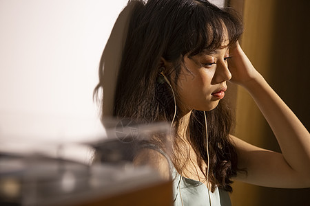 晚上20多岁人类女人黄昏听音乐图片素材