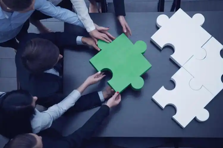 一群商务人士手持拼图进行拼插