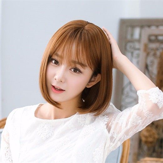 内扣短发是短发中最经典的一款发型,在发尾加一道内扣卷,时髦又可以