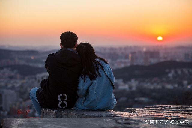 夕阳无限好!游客千佛山上观蛋黄落日美景,恋人相依偎实力虐狗