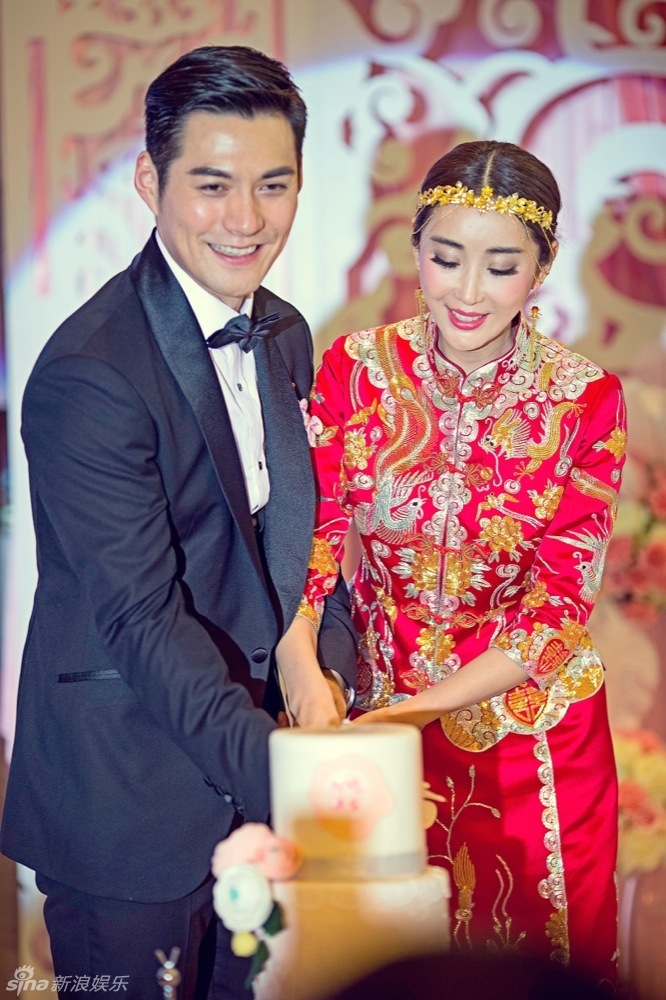 13 / 28 新浪娱乐讯 上个月刚举办完婚礼仪式的严屹宽和杜若溪,日前在