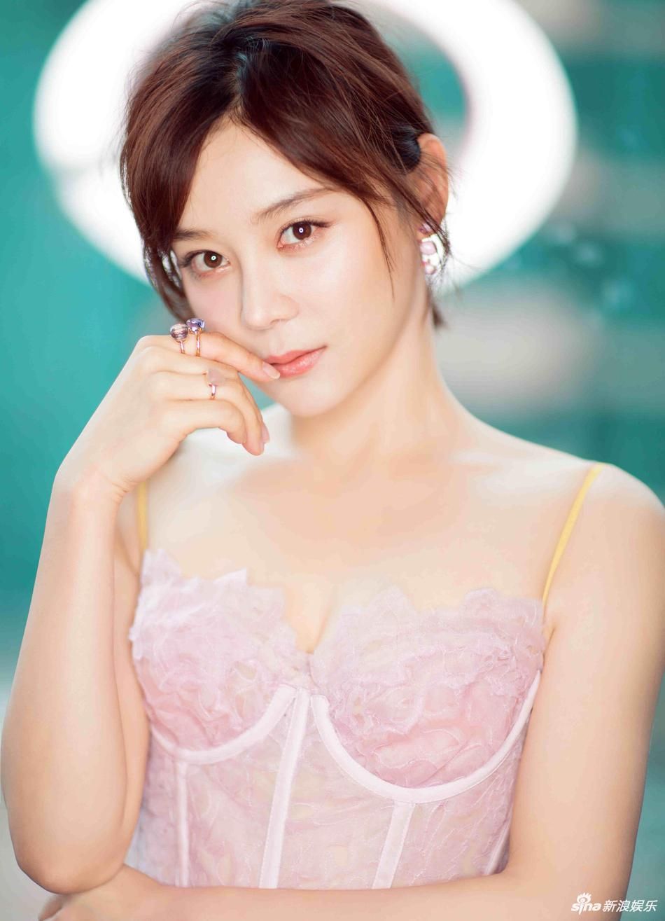 马甲线女王袁姗姗一手一个大冰淇淋对镜甜笑(1/5)