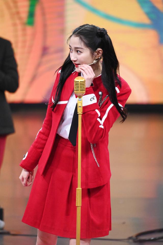 关晓彤《王牌对王牌》节目新造型,大红服饰搭配双马尾,干净甜美