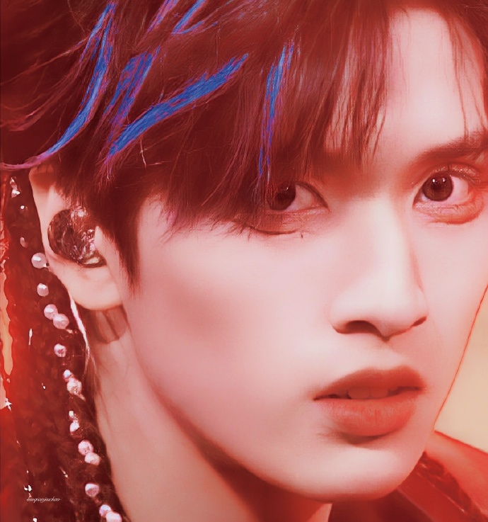 严浩翔 时代少年团第一rap担##严浩翔挑染蓝发造型