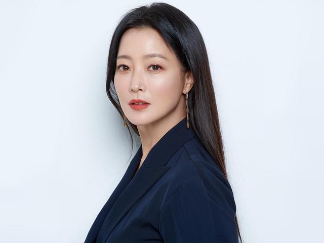 金喜善近照曝光,冻龄美貌引发网友热议:不愧是韩国初代女神!