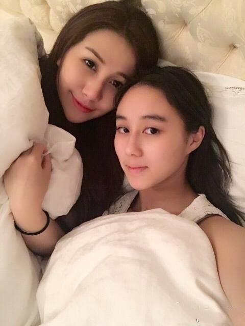 非常宠爱,如今何超欣才20岁,身穿连衣裙,展现着青春和亲近感,何超盈身