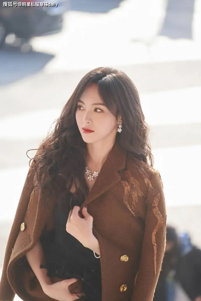 唐嫣小羊毛卷也太美了!一身黑内搭复古高领毛衣牛仔裤