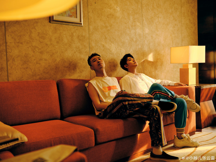 张云雷杨九郎晒后台合照