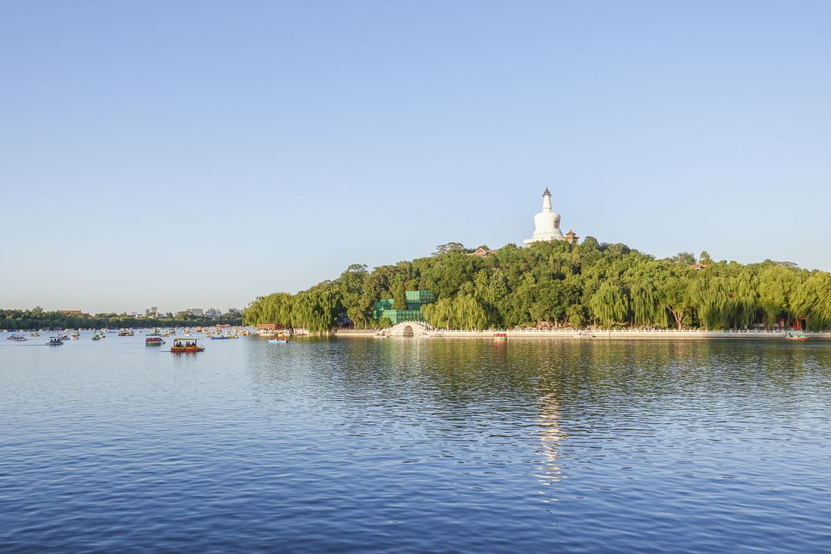 北京北海公园地标建筑白塔