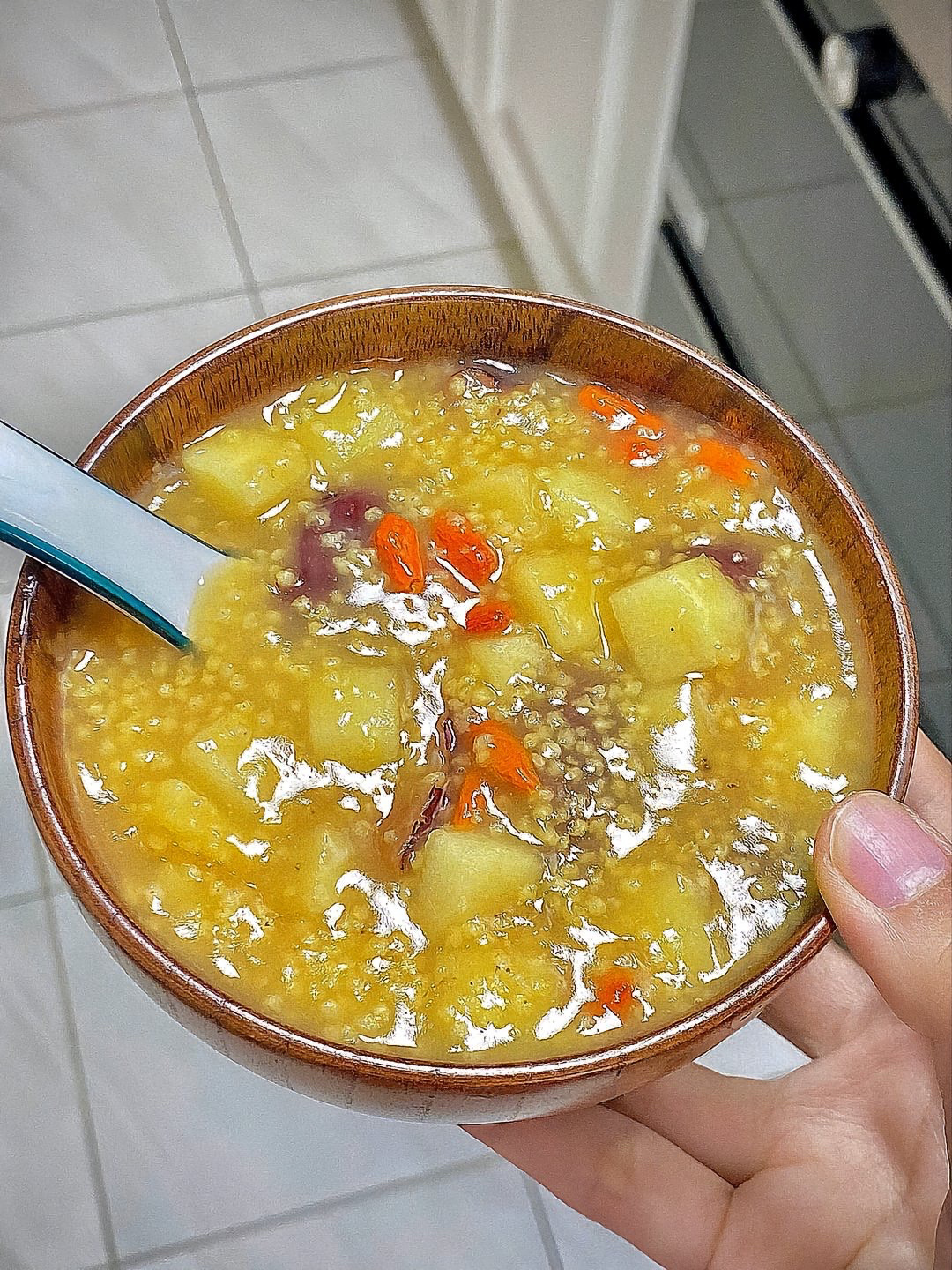 食材: 小米粥,苹果,红枣,枸杞,红糖 做法: 11566小米,红枣加水煮