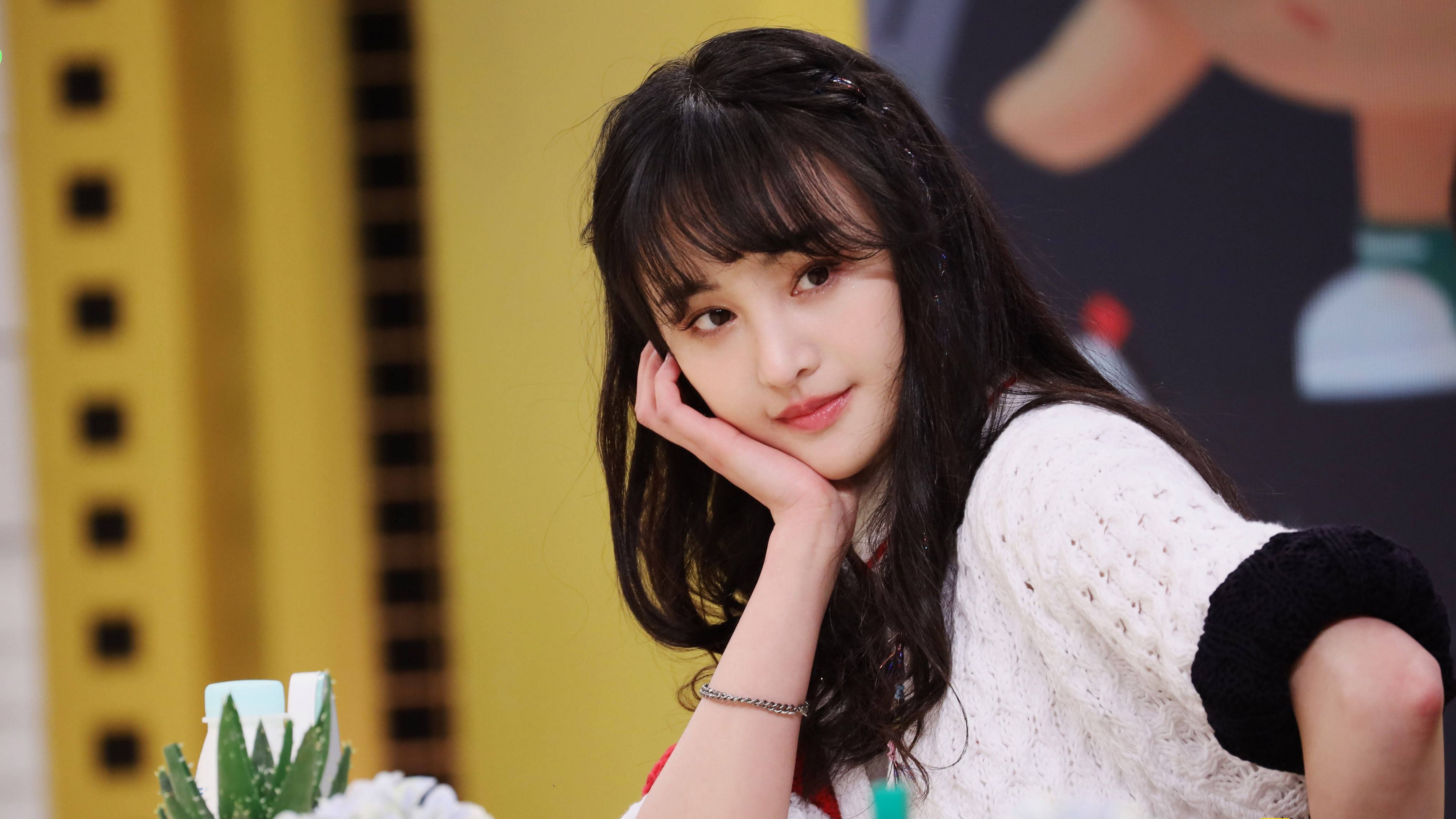 原创郑爽为孩子庆生画面曝光吃快餐蛋糕被指寒酸郑爽素颜憔悴不少