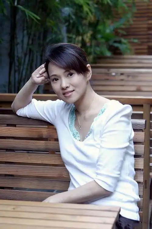 伊能静跳热舞好年轻,梳美少女马尾配小白衫,简直抓住了少女精髓