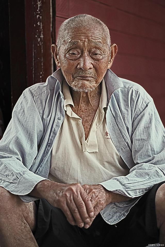 饱经沧桑的老人