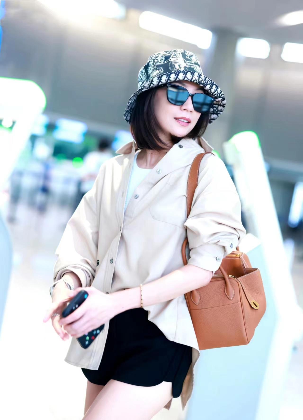 贾静雯现身机场,身穿燕麦色衬衫搭配黑色短裤,时尚又显瘦!