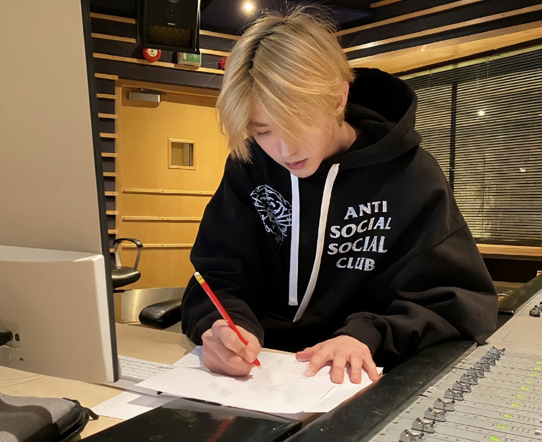 蔡徐坤曾经就被娱记爆料过,跟一位c姓女生发生关系,母亲还在人家门口