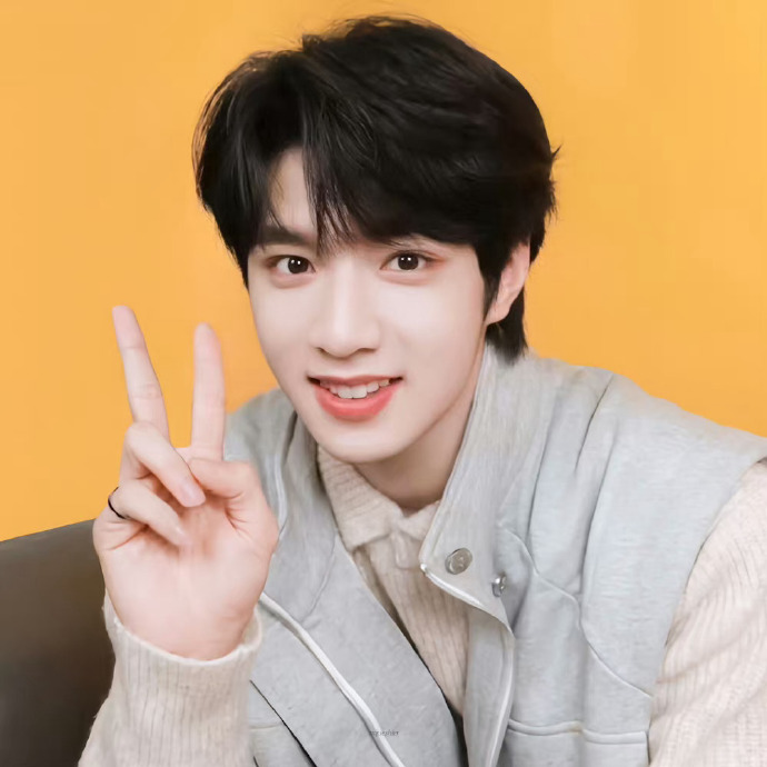 刘耀文嘟嘴比耶照#怎么可以这么可爱呀,是嘟嘴比耶的小丸子呀,没系浇