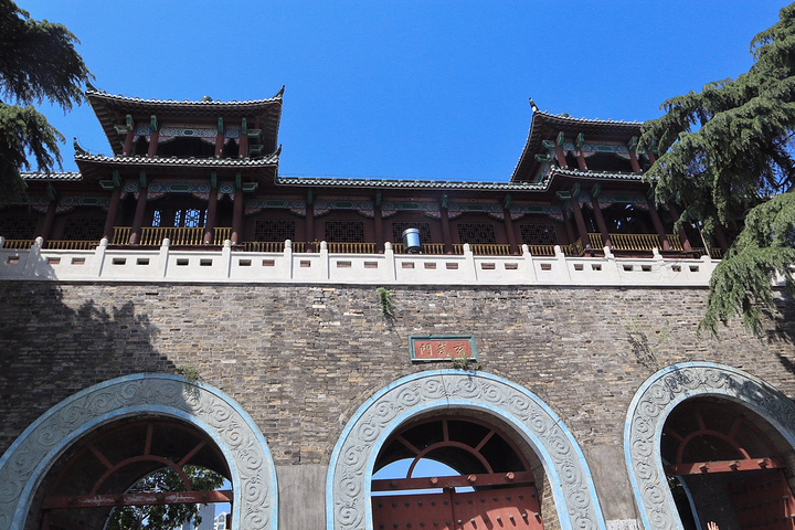 玄武湖分为五块绿洲,荟萃了许多的名胜古迹,现在是南京最大的文化休闲