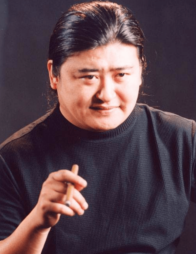 刘欢携妻罕见露面,卢璐大包小包带着饭菜打包盒,随行无助理好低调