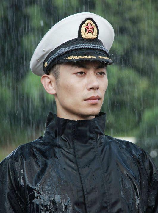 原创阅兵式上兵哥哥帅破天际,被称为军装男神的他们哪个最具军人风采