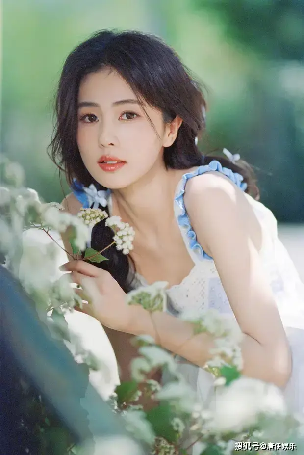 白鹿夏日写真曝光,蓝发白裙似仙女,笑容清新眼神迷人!