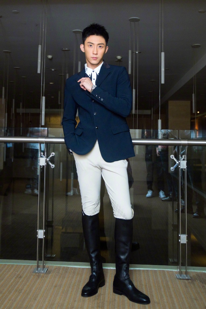 黄景瑜#变身优雅骑士亮相浪琴国际马术会