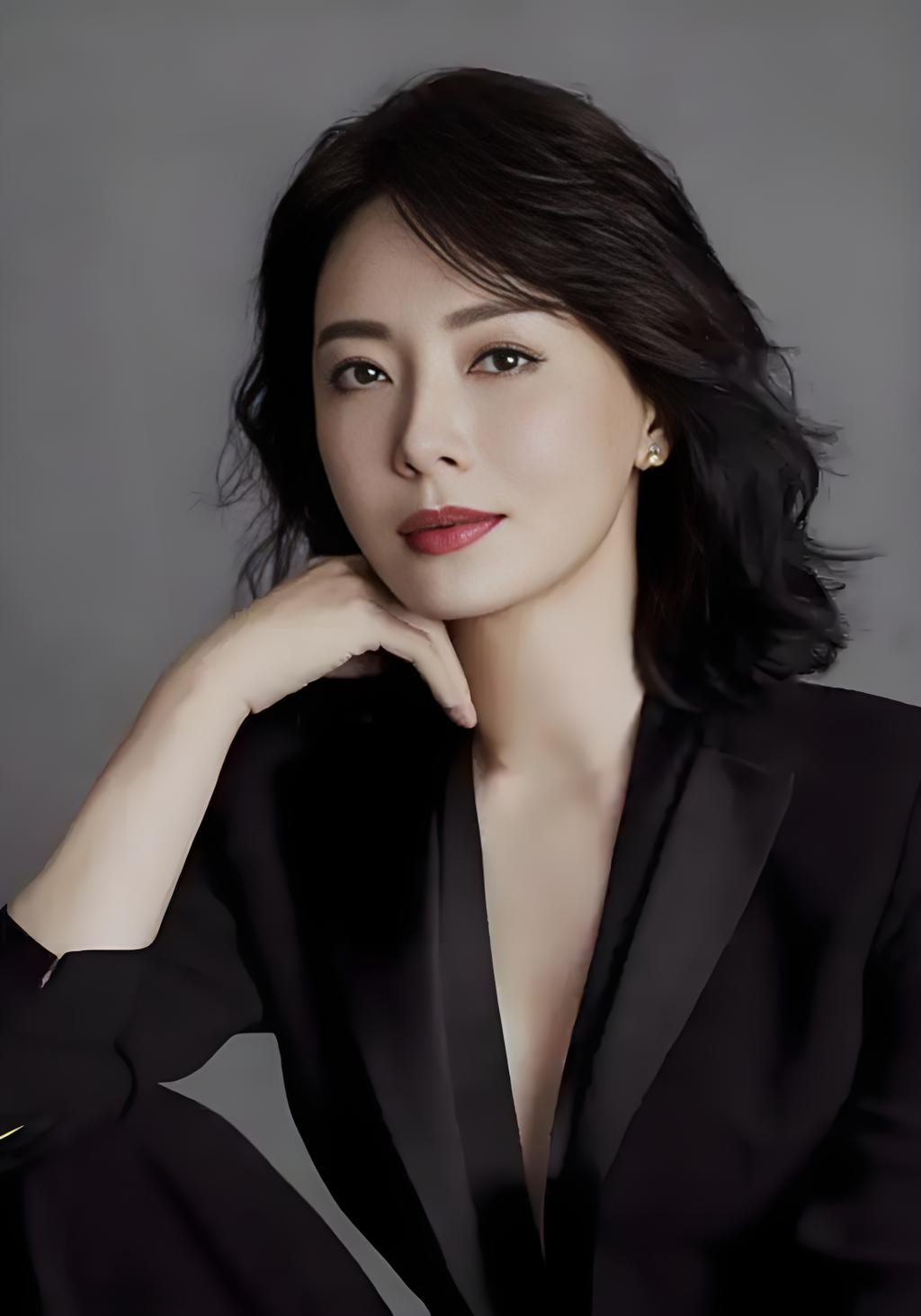 在光影变幻的世界,陈数如璀璨明珠,光芒迷人