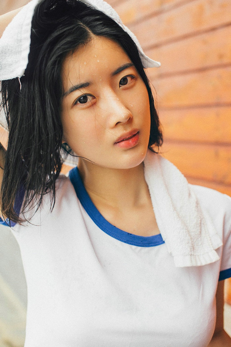 短发清纯美女运动装戏水清爽写真