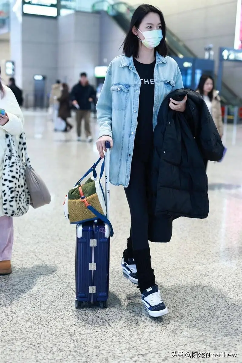 街拍:张梓琳牛仔衬衫 黑色紧身长裤 黑色羽绒服低调十足_上海_机场