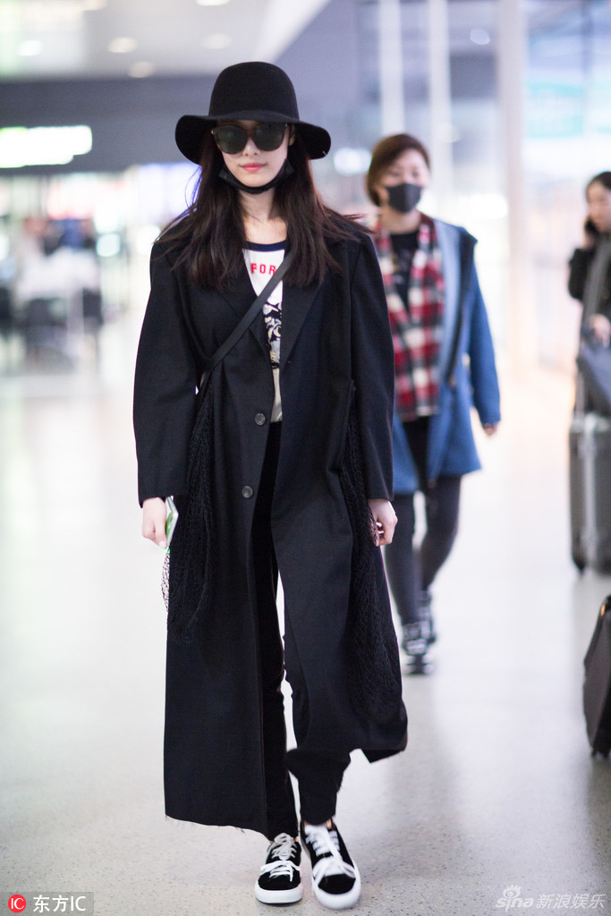 倪妮黑色风衣配长裤 皮肤白皙低调潇洒