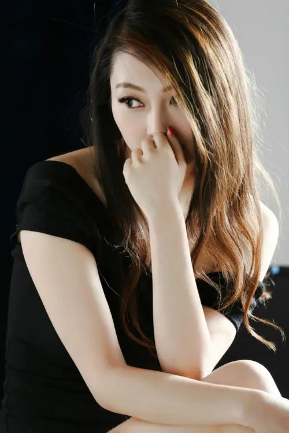 气质女神驾到!绝美侧颜杀,一袭黑色露肩装,长发飘飘,神秘又妩媚.