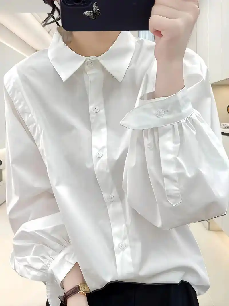 简简单单的衣服更能凸显你的美.