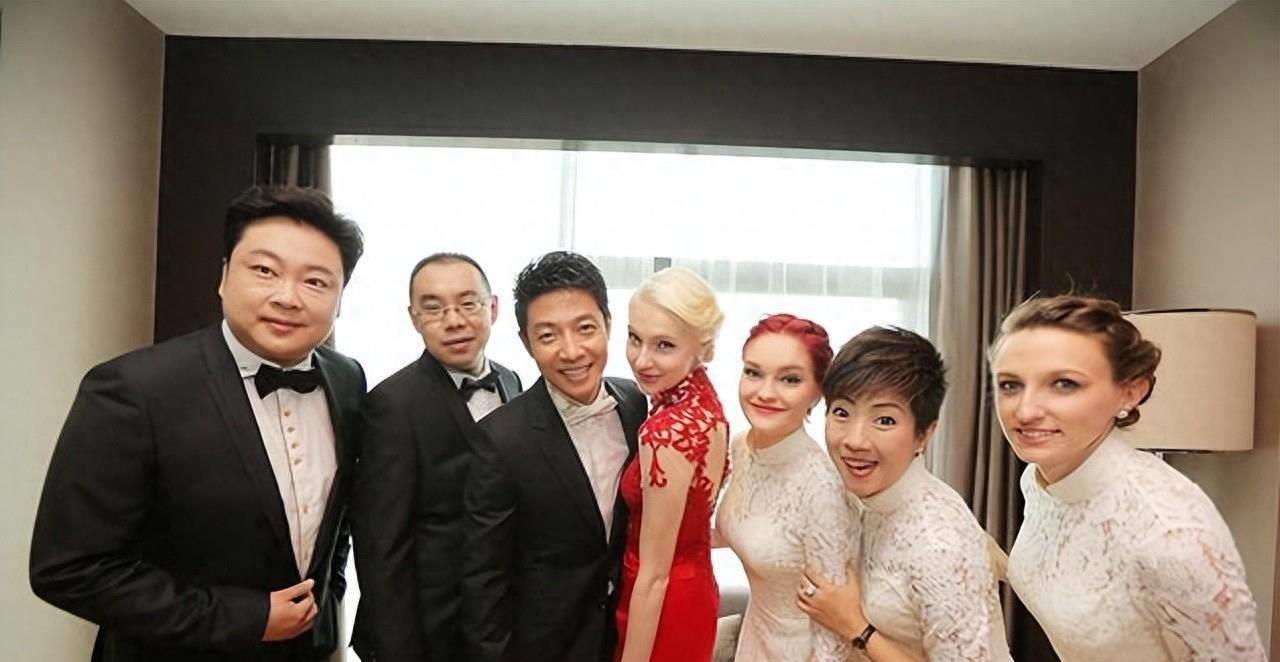 拥有俊朗外形的撒贝宁,异性缘爆棚,龙凤胎罕见亮相,长相不随爹_龙宝宝