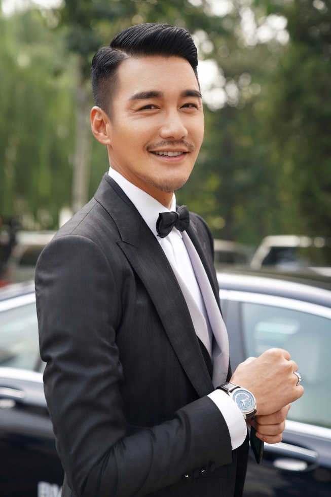 胡兵亮相芭莎慈善夜造型获赞高低杠组合引调侃