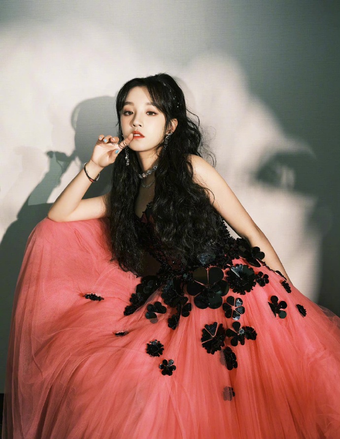 viktor&rolf##浙江卫视818晚会##宋雨琦五米高空唱giant##宋雨琦趴怂