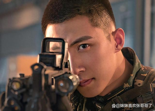 黄景瑜是一位备受关注的男演员,他在拍摄《他从火光中走来》时的表现