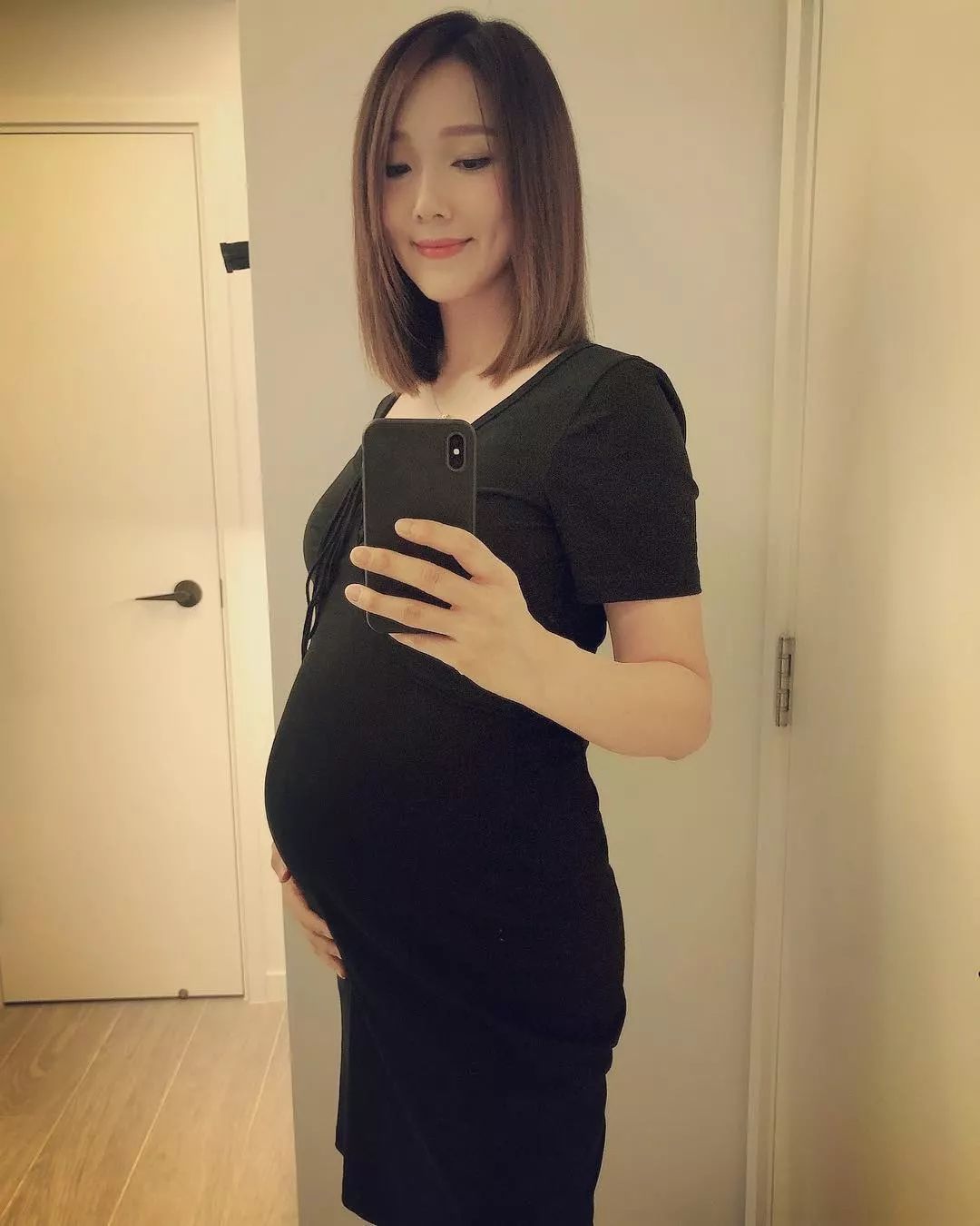 李亚男囡囡随时出世与王祖蓝影孕照齐晒白滑巨肚