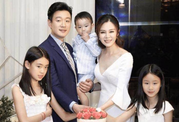 佟大为一家5口体验菜园生活,笑容满面,朴素又亲和_关悦_明星_时候