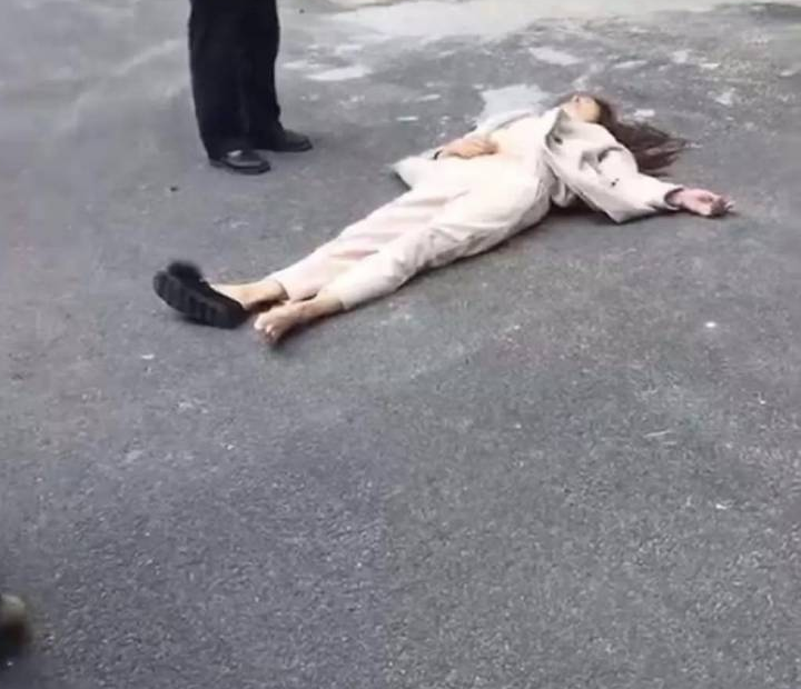 而是像宾馆一样住当事女的出租房,并把自己的拖鞋和短裤留在了现场