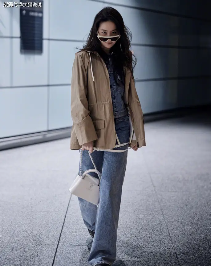 刘亦菲机场随拍照释出:牛仔套装墨镜很酷飒,摘墨镜怼脸拍好温柔_拍
