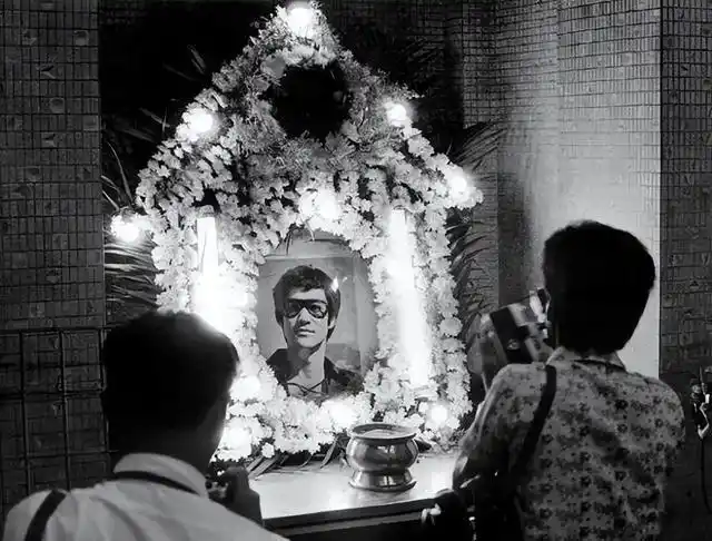 1973年7月31日,西雅图殡仪馆内,李小龙的亲朋好友齐聚一堂,为他举行了