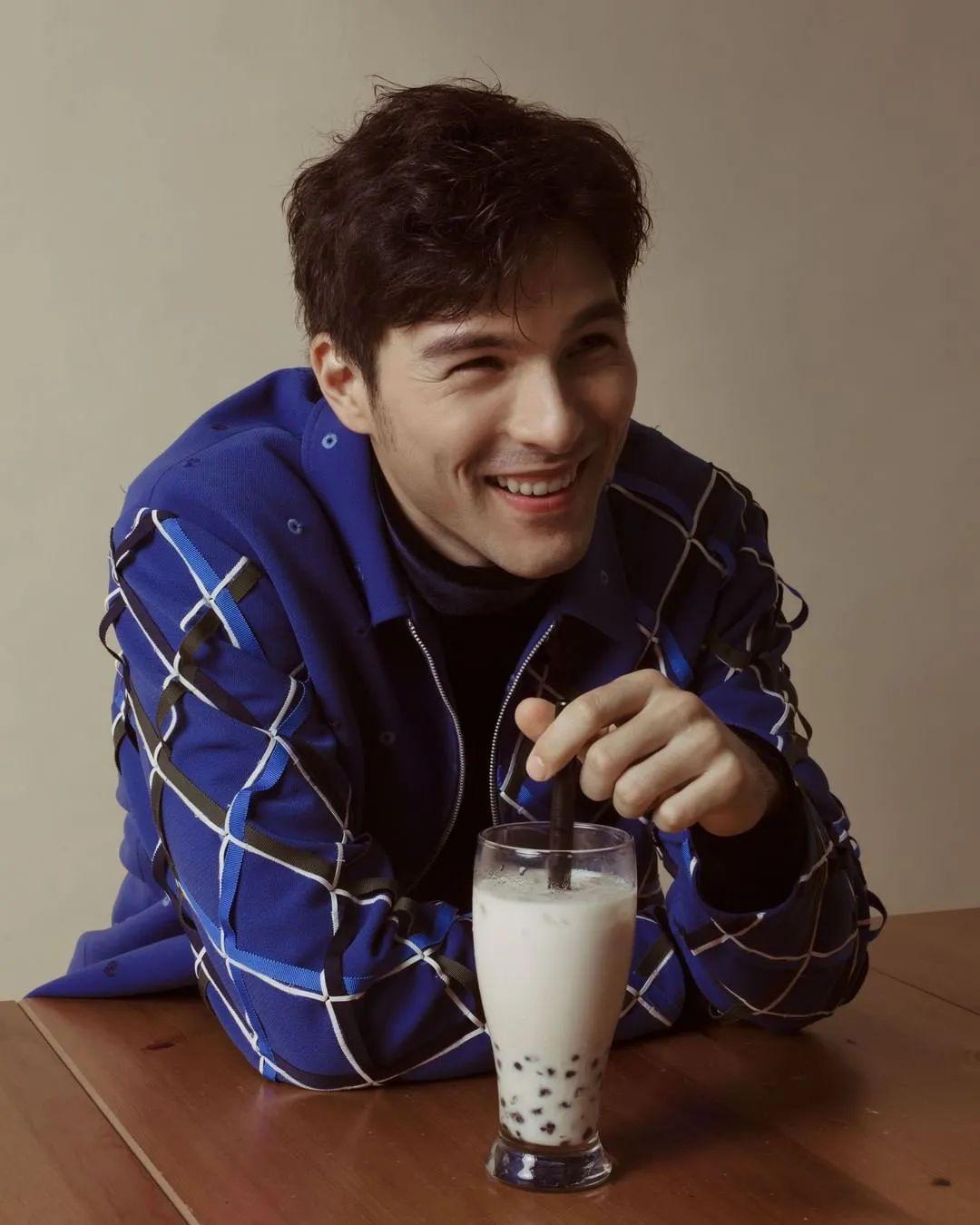 中英混血男演员凤小岳(rhydian vaughan)解锁了人生新的身份,在2023年