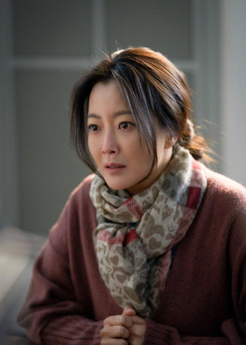 金喜善:嫁入豪门一夜坐拥千亿,靠一脸甜笑迷倒南韩太子爷!