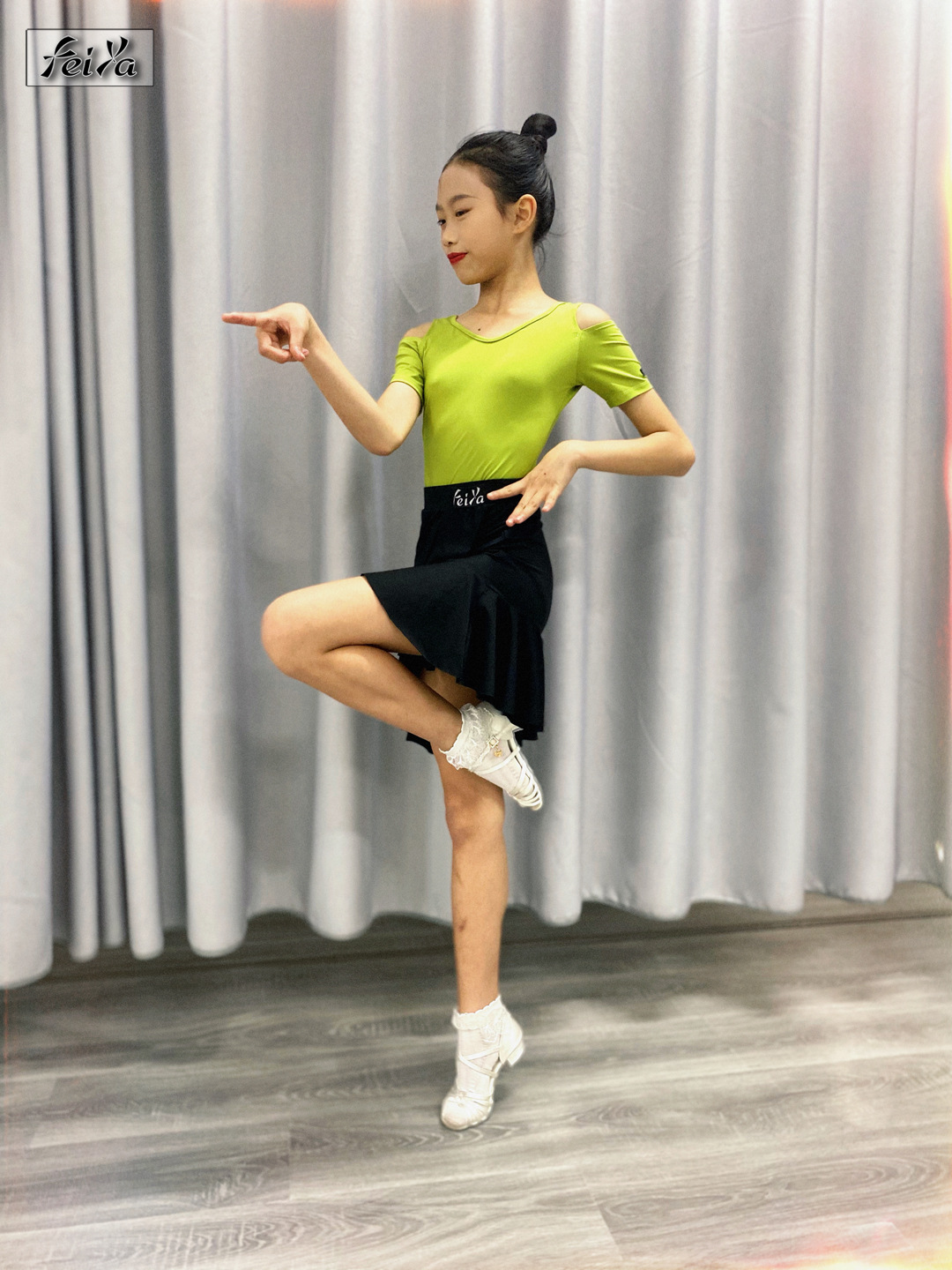 拉丁舞鱼尾裙女童练习套装薄夏款儿童短袖分体露背时尚新款