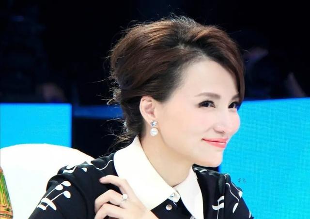 央视一姐董卿笑魇如花,心中永远的女神