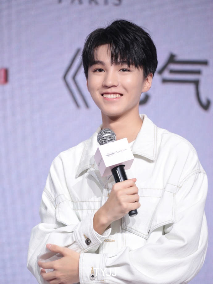 大中华区品牌代言人#元气满满～闪闪发光～好久不见@tfboys-王俊凯