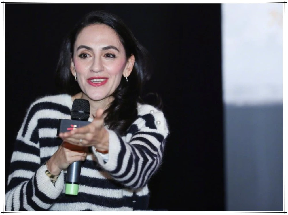 刘烨妻子安娜亮相活动知性优雅,一笑毁所有,暴露多层双下巴!