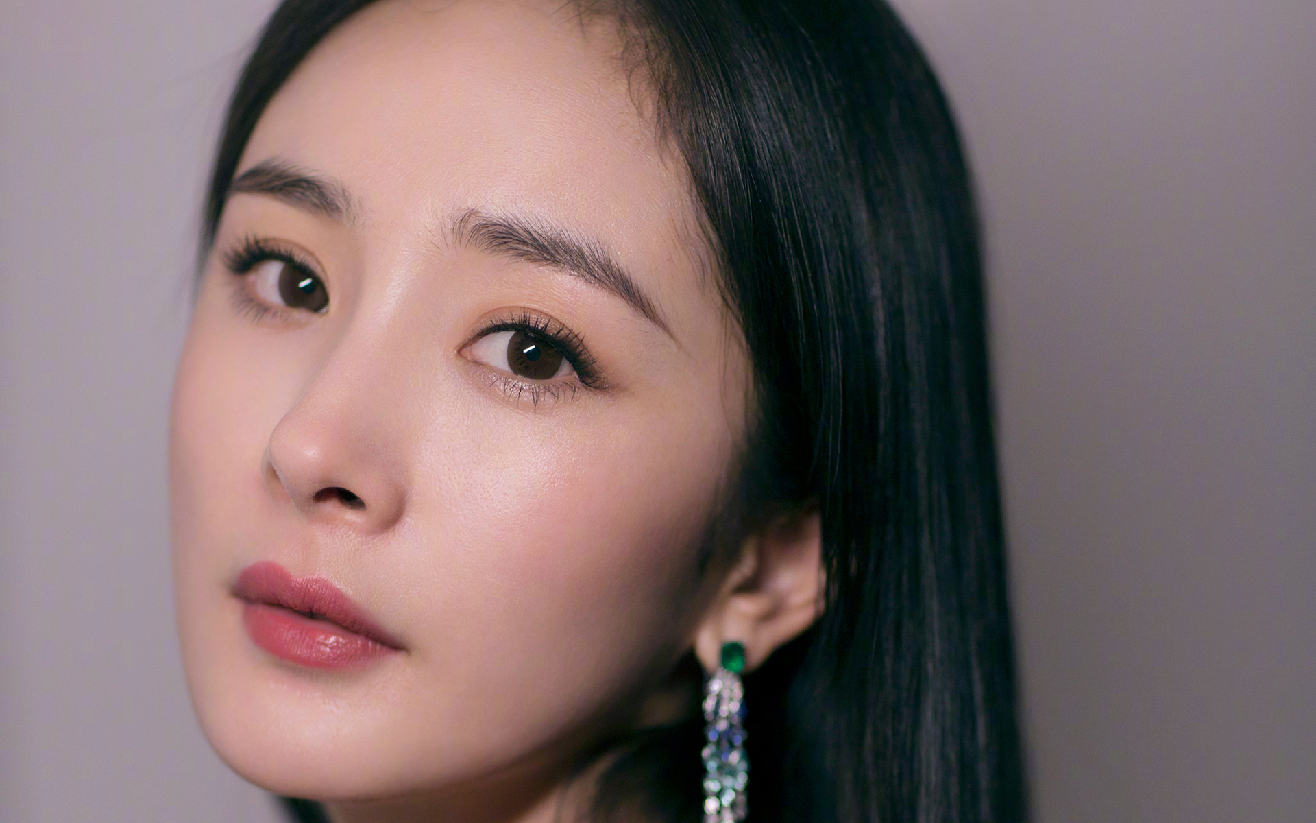 杨幂黑色长发性感写真图片壁纸,分辨率:1920x1200