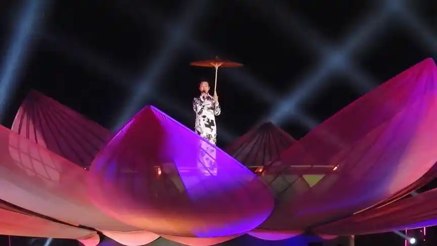 李玉刚一人男女声演唱《莲花》一唱完台下观众尖叫不断
